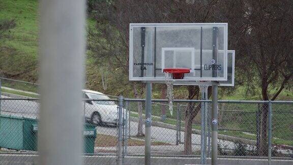 空旷的篮球场公园冠状病毒大流行