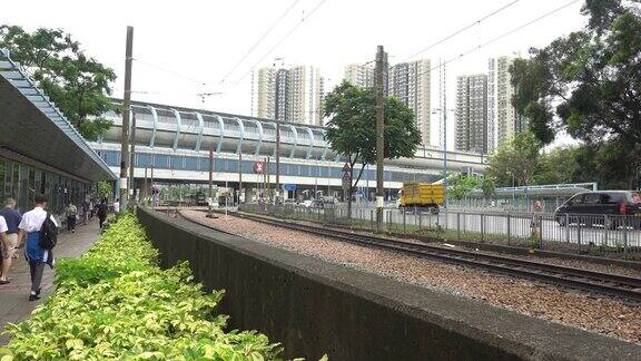 轻铁列车紧挨着香港行人快进