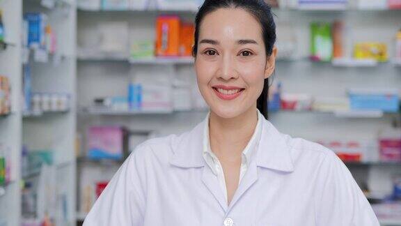 微笑的女医生满意她在药店的工作肖像医、卫、人、院理念