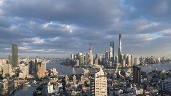 现代摩天大楼与移动的云中国上海