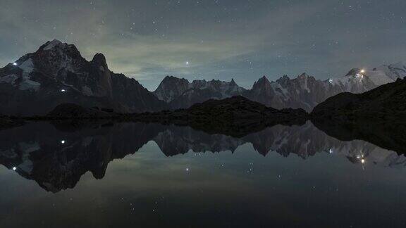 山上的星空和白湖的倒影玫瑰园法国阿尔卑斯山法国