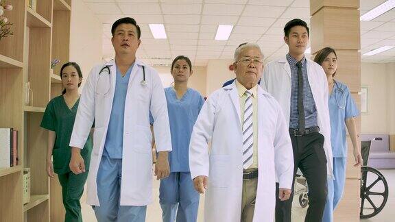 亚洲医生和资深医生一起在医院散步