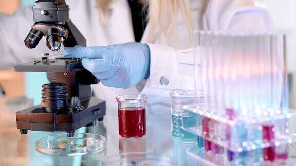 SLOMO女科学家将血样滴在显微镜载玻片上观察