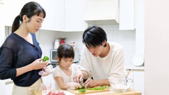 父母和孩子在家做饭