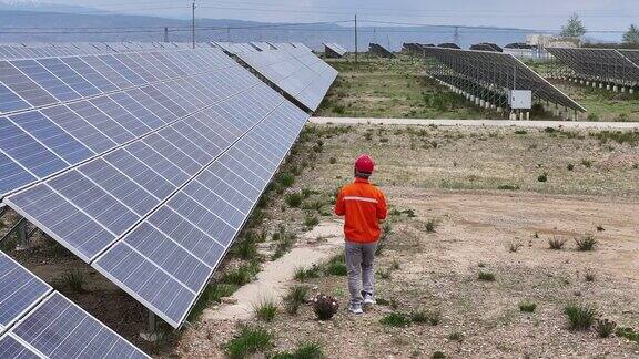 太阳能发电厂工程师在行动:鸟瞰