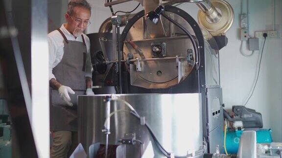 在他的工厂里一名亚裔华裔高级技工正在检查烘培咖啡豆的去石过程