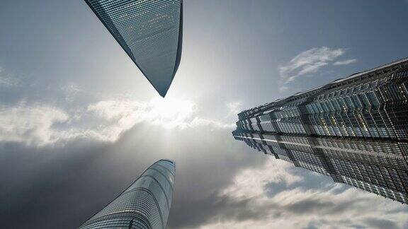间隔拍摄上海地标摩天大楼与云中国