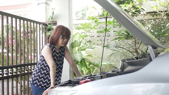 一位女士用智能眼镜检查汽车发动机