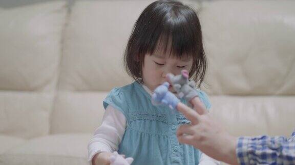 小女孩在家玩木偶