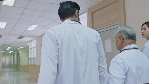 一组由医生、护士和助理组成的亚洲团队走过医院的走廊有专业医疗经验的医生在室内行走为拯救生命而工作缓慢的运动