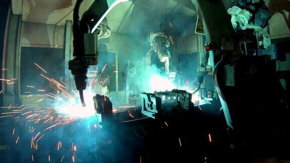 高科技工业机器人手臂正在工厂里焊接零件