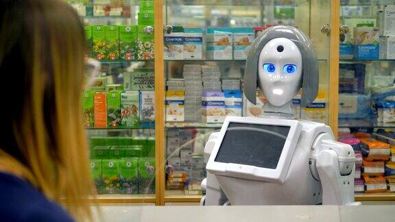 一个白色机器人对一位女顾客做出反应