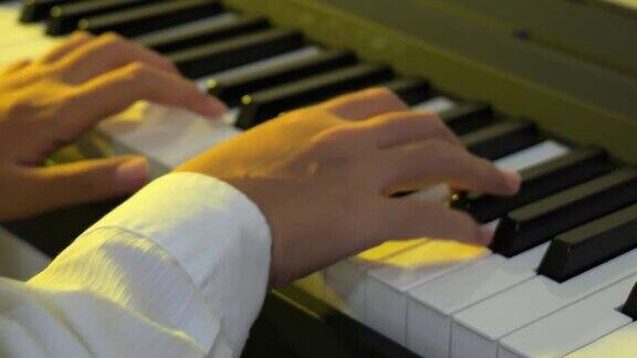 钢琴手弹奏钢琴的特写