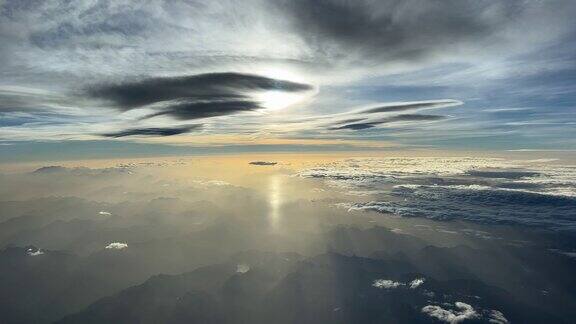 飞行员在9000米高空飞行时看到的意大利阿尔卑斯山脉的鸟瞰图
