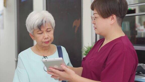 悲伤的亚洲华人妇女收到坏消息听女护士解释体检报告
