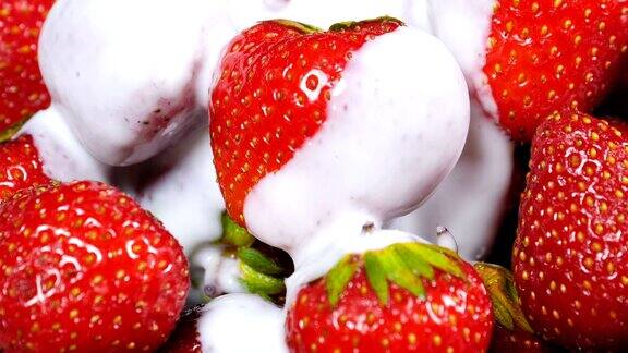 酸奶掉在新鲜的草莓上