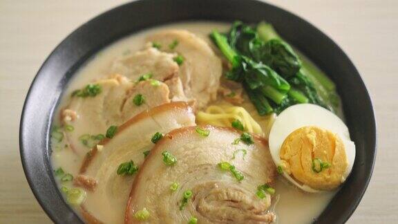 猪骨汤拉面配烤猪肉和鸡蛋或豚骨拉面日式食品