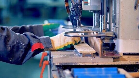 工人在工业机器加工塑料细节
