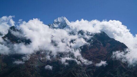 晴朗的日子4K云在尼泊尔山区移动