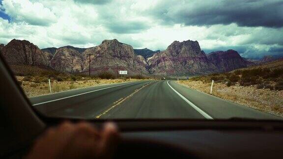 在沙漠公路上开车