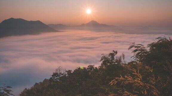 清晨的薄雾和日出洛伊省泰国
