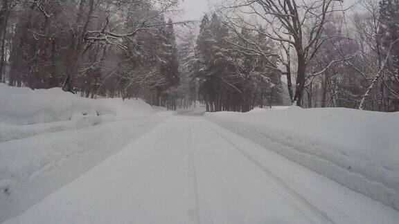下雪的冬季道路驾驶
