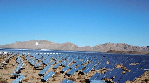 鸟瞰图的一个大型太阳能农场在加利福尼亚