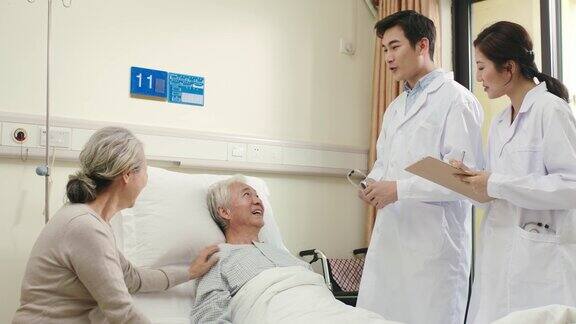 亚洲医生在病房检查高级病人