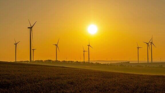TIMEWARP日出时间流逝拍摄的风力涡轮机在农村旋转