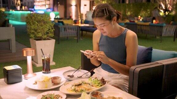 女性晚餐享受泰国美食..