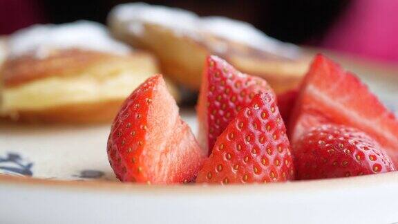 成熟的红草莓放在桌子上的碗里