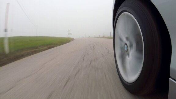 汽车观点:秋天雾蒙蒙的奥地利乡村道路