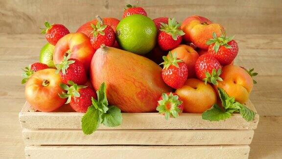 新鲜水果的乡村背景各种各样的水果奇异的水果刚做好的汁