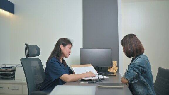 亚裔华人女美容师在医生办公室咨询她的客户