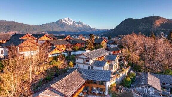 阳光照耀在丽江古城和玉龙雪山上