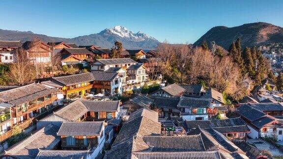 阳光照耀在丽江古城和玉龙雪山上