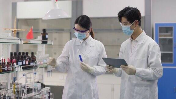 科学家们正在化学实验室工作