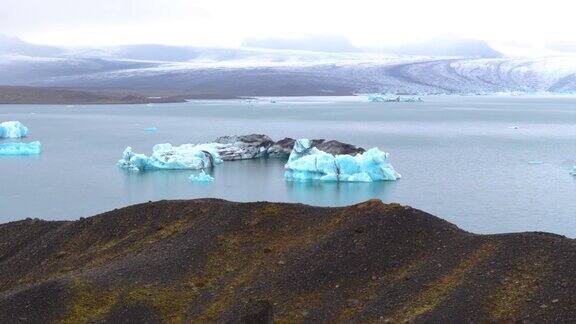 鸟瞰冰岛冰川湖中的冰山周围是雪山