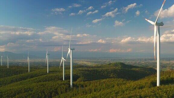 航拍风力发电机旋转的力量并产生可再生能源的绿色生态方式以太阳照耀地球