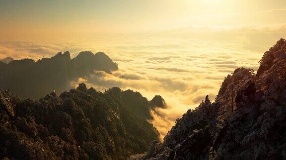 日出的时间流逝在中国的黄山(黄山)俯瞰一片雾海