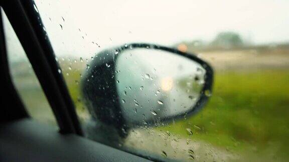 在雨天驾驶-右镜POV