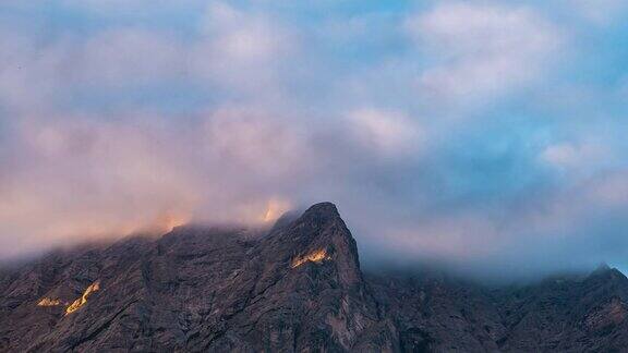 阳光越过迷雾中的山脉