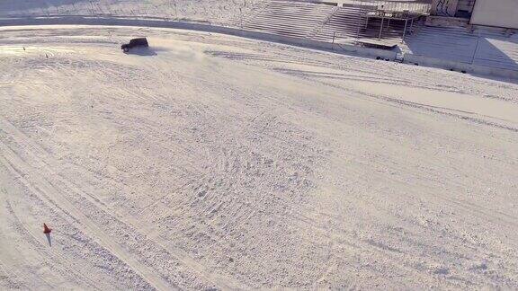 自动漂移在雪地越野鸟瞰图