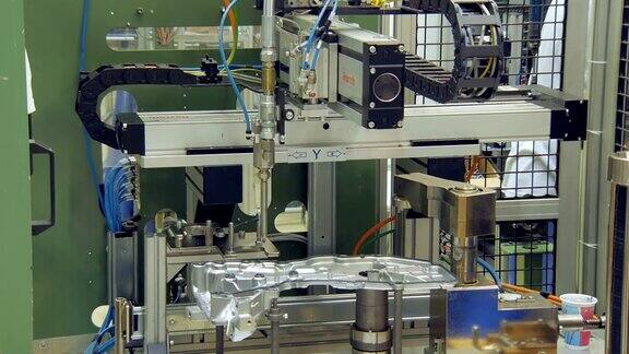 汽车工厂密封汽车零件的机器人工艺
