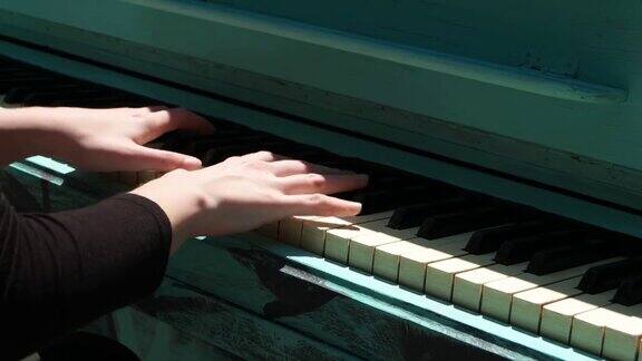 在城市的大街上弹钢琴女孩在弹钢琴