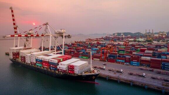 载货卡车将集装箱装载到货船许多载货卡车在国际码头物流仓库海港概念的货运运输和服务理念延时货运港