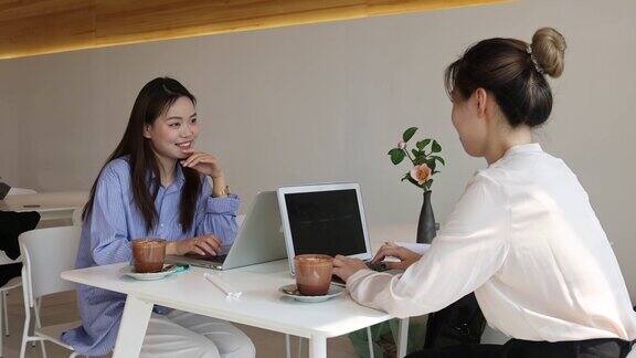 两个亚洲女人在一间办公室工作