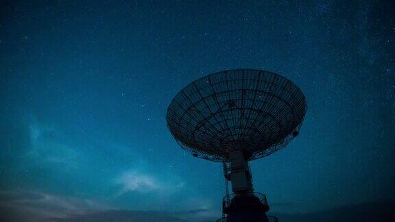 延时-银河下的射电望远镜