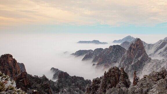 中国黄山的日出时间随雾的变化