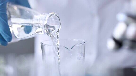 科学家化学家把水从烧瓶倒进4k胶片